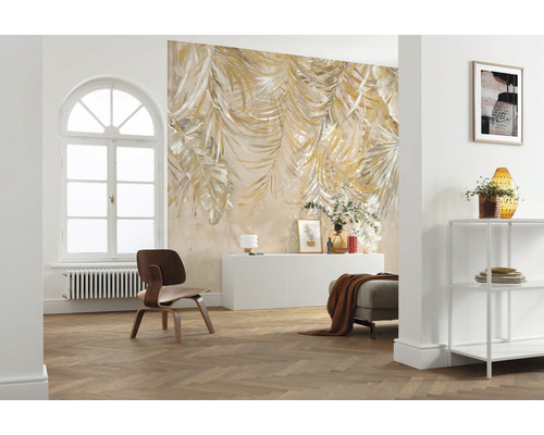 Obývací pokoj s fototapetou s motivem listů, křeslem, oknem a regálem