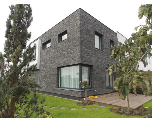 Moderní dům s fasádou z přírodního kamene a zahradou