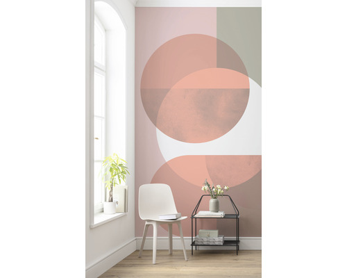 Obývací pokoj s grafickou tapetou, židlí a odkládacím stolkem