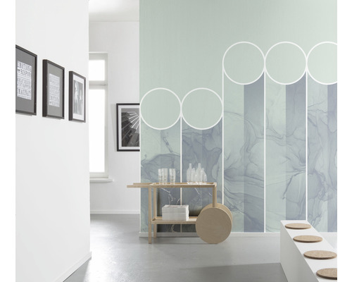 Dekorativní chodba s abstraktní nástěnnou tapetou, příručním stolkem a ozdobnými prvky