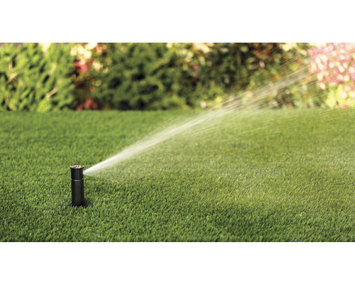 Zavlažovač trávníku zavlažuje trávník