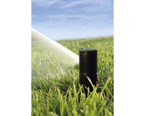 Zavlažovač zavlažuje trávník