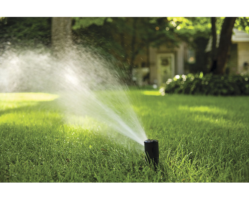 Zavlažovač zavlažuje trávník