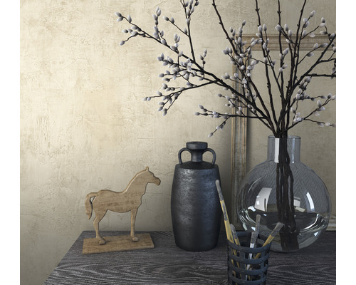 Dekorativní scéna s vázou, dekoračním koněm a černou urnou na stole.