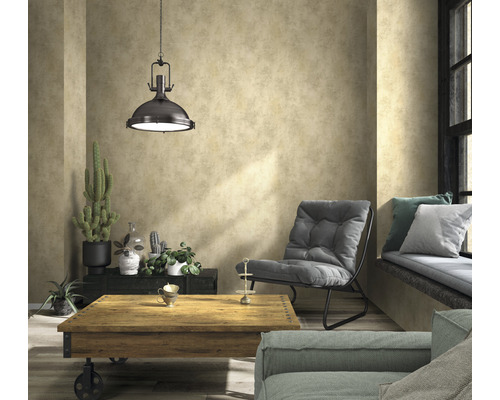 Obývací pokoj se závěsnou lampou, křeslem, konferenčním stolkem a dekorací