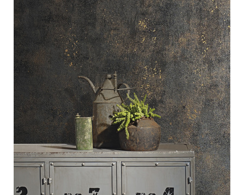 Dekorativní zátiší scéna s rostlinou, džbánem a plechovkou na skříni před vzorovanou stěnou