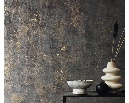 Dekorativní interiér se strukturovanou tapetou, mísou a vázami