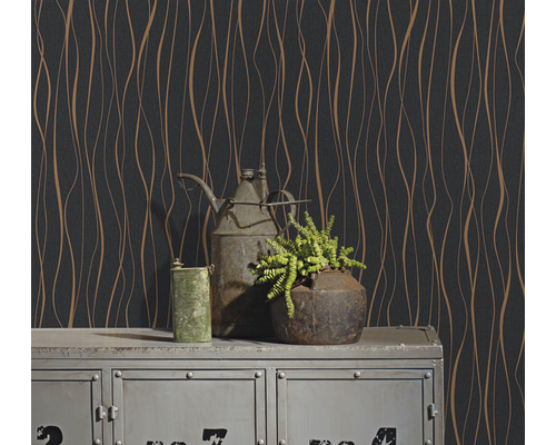 Dekorativní tapeta se zakřivenými liniemi v místnosti