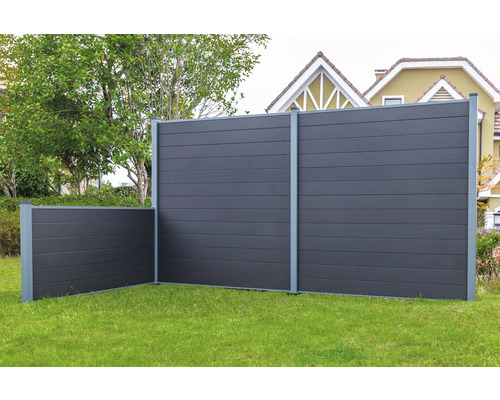 Zahradní scéna s šedým WPC plotem na zeleném trávníku