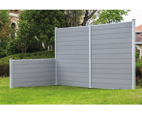 Dřevěný a kovový plot na zahradě