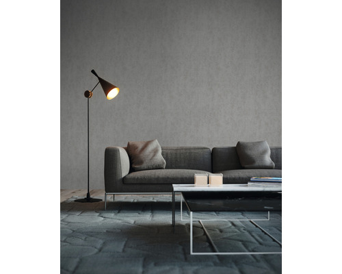 Obývací pokoj s pohovkou, stojací lampou a konferenčním stolkem