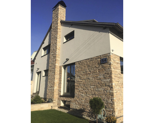 Fasáda domu s kamenným obkladem a komínem