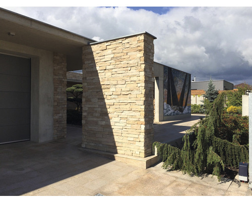 Exteriér domu s kamennou zdí