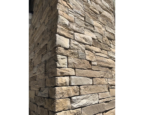 Detail rohu s obkladovými kameny