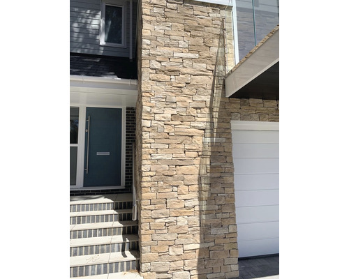 Fasáda domu s obkladovými kameny