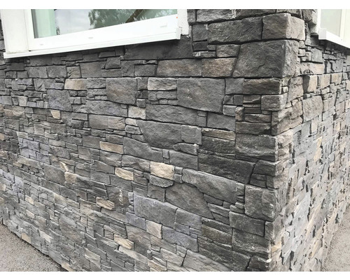 Fasáda obložená obkladovými pásky s kamenným vzhledem