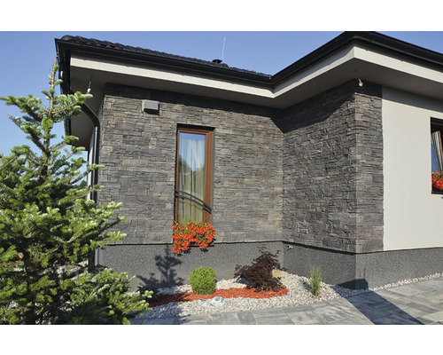 Fasáda domu s kamenným obkladem a oknem