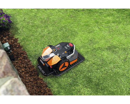 Logo Worx. Robotická sekačka na trávníku.