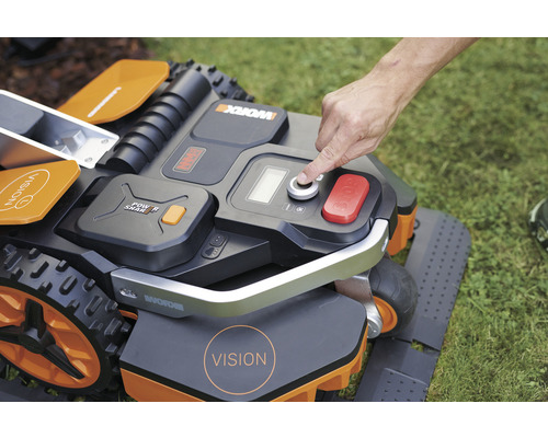 Obsluha robotické sekačky na trávu.