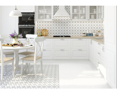 Světlá kuchyně s bílými skříňkami, jídelním stolem a vzorovanými dlaždicemi