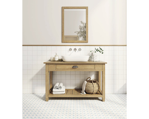 Koupelna s umyvadlovou skříňkou, umyvadlem na desku a zrcadlem