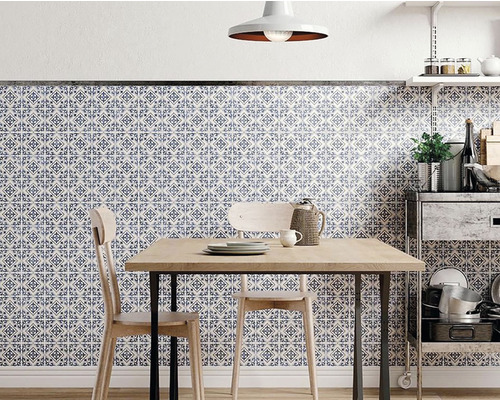 Jídelna se stolem, židlemi a obkladem s motivem