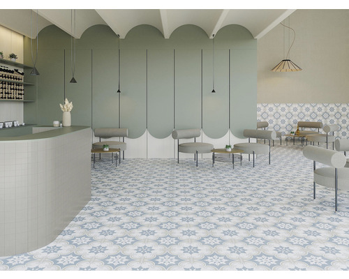 Interiér s květinovou dlažbou, pultem a posezením