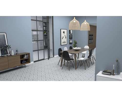 Jídelna s jídelním stolem, židlemi, komodou a dekoracemi pod dvěma lampami.