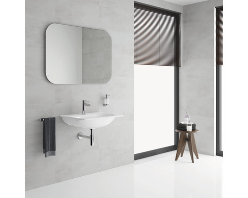 Světlá koupelna s umyvadlem, zrcadlem, držákem na ručníky a dřevěnou stoličkou