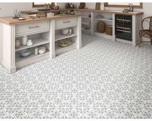 Kuchyně s podlahovými dlaždicemi ve vintage stylu a geometrickým vzorem