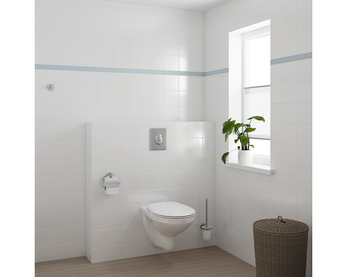 Moderní koupelna s nástěnným záchodem, obklady a oknem