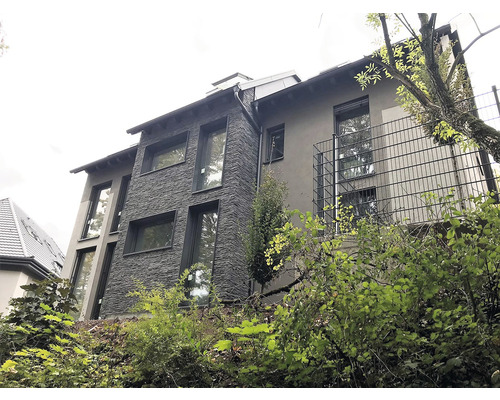 Moderní dům s fasádou a plotem