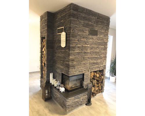 Krb s dřevěnými přihrádkami, obložený kamennými panely v obývacím pokoji