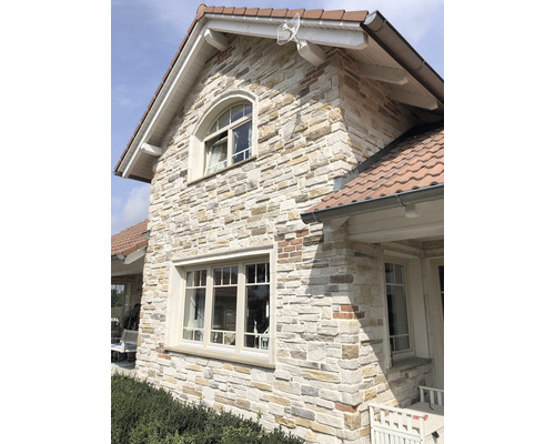 Fasáda domu s obkladovými cihlami a okny