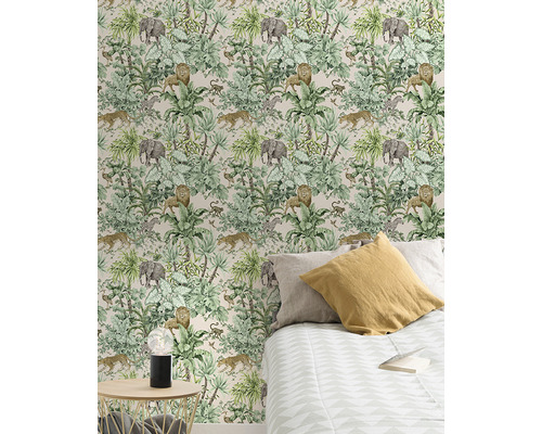 Pokoj s tapetou džungle se slony, lvy, opicemi a leopardy