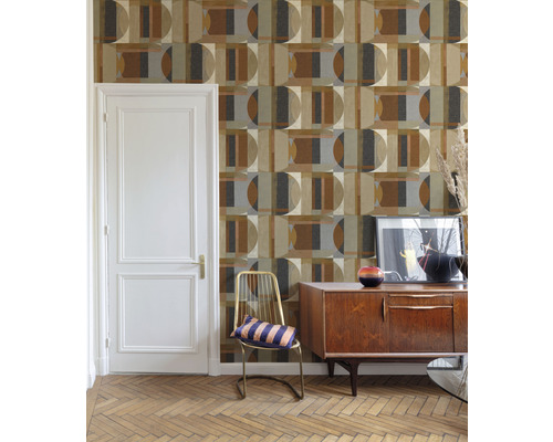 Obývací pokoj s tapetou s geometrickým vzorem, komodou a židlí
