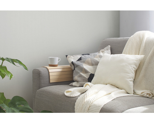 Příjemné posezení s polštáři, přehozem a držákem nápojů