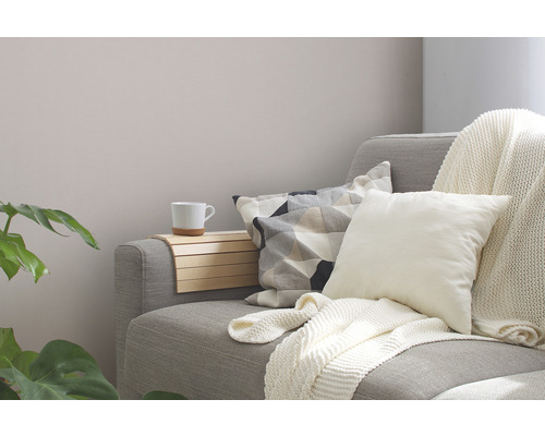 Útulný obývací pokoj s pohovkou, polštáři, dekou a odkládacím stolkem