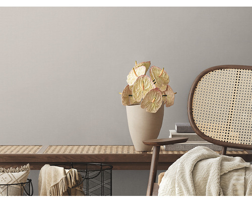 Dekorativní interiér s lavicí, ratanovou židlí a anturiemi ve váze