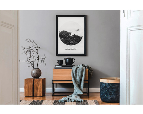 Dekorativní obývací pokoj s dřevěným nábytkem, textilem a nástěnnou malbou