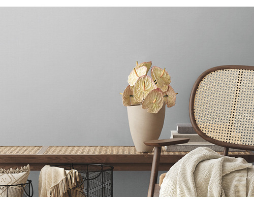 Dekorativní interiér s lavicí, květinami a košíkem