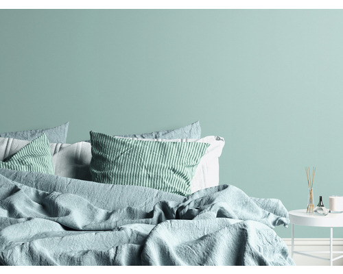 Ložnice s postelí, polštáři a nočním stolkem