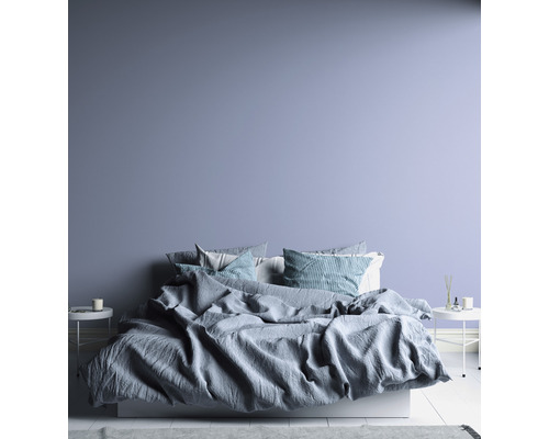 Ložnice s postelí, ložním prádlem a nočními stolky