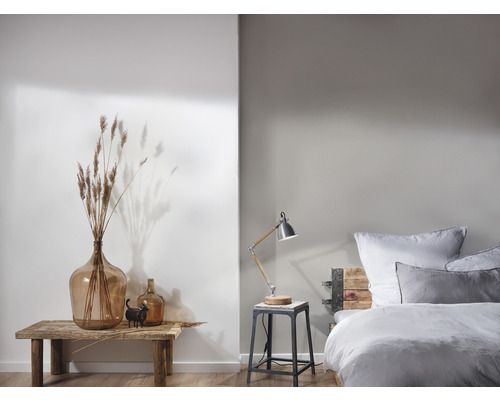 Dekorace ložnice se skleněnými vázami, stolní lampou a postelí