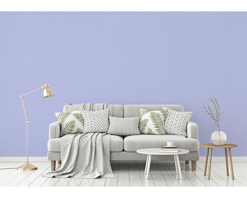 Obývací pokoj s šedou pohovkou, polštáři, dekou, stolem, stojací lampou a dekorací