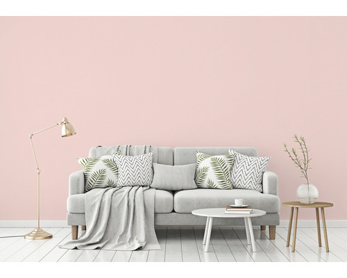 Obývací pokoj s pohovkou, polštáři, dekou, lampou a odkládacími stolky.