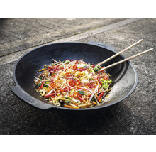Wok pánev se zeleninou a hůlkami