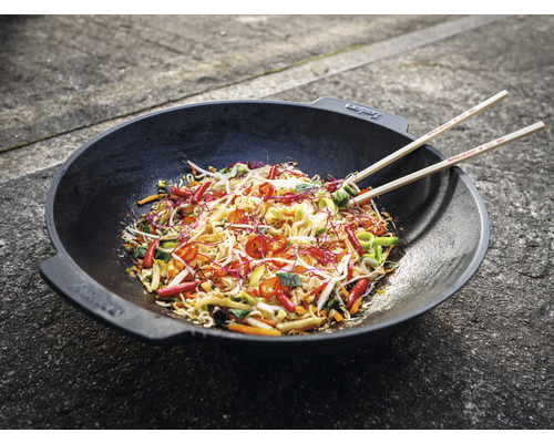 Wok pánev se zeleninou a hůlkami