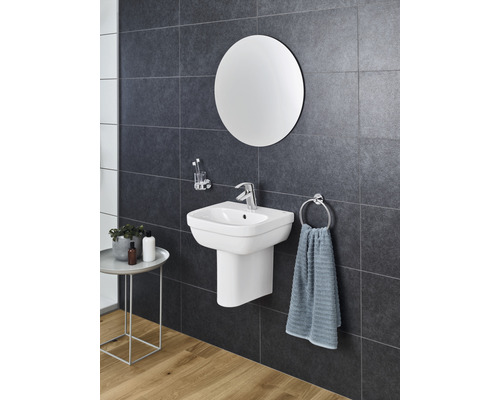 Moderní koupelna s umyvadlem, zrcadlem, držákem na ručníky a odkládacím stolkem