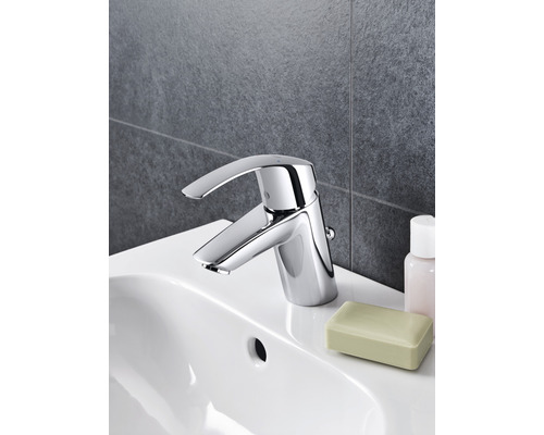 Umyvadlová baterie na umyvadle s mýdlem